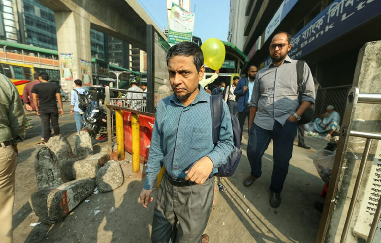 যদিও যানবাহনের চাপ কিছুটা কম ছিলো, তবুও সড়কে ছিল চলাচলের গতি।