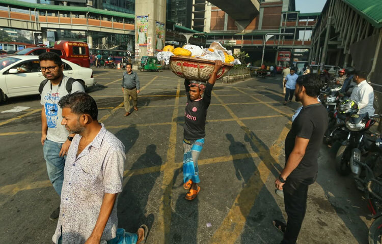কারওয়ান বাজারের দোকানপাটের বেশিরভাগই ছিল বন্ধ, তবে কাঁচাবাজারে ক্রেতা-বিক্রেতাদের কিছুটা উপস্থিতি চোখে পড়ে। নিত্যপ্রয়োজনীয় পণ্যের দোকানগুলো স্বাভাবিকভাবে খোলা থাকলেও, ভিড় ছিলো তুলনামূলক কম।
