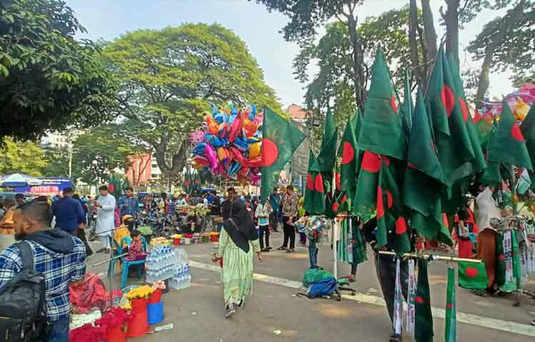 শহীদ মিনারে আসা দর্শনার্থীদের অনেকের হাতে শোভা পাচ্ছে লাল-সবুজের জাতীয় পতাকা। কেউ পতাকা উড়িয়ে বিজয়ের আনন্দ প্রকাশ করছেন, কেউ আবার পতাকা হাতে নিয়ে স্মৃতির ছবি তুলছেন।