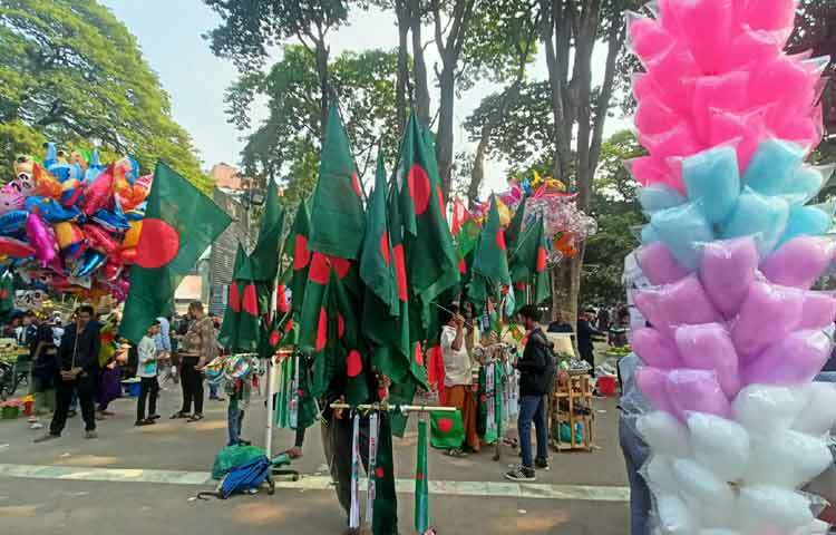 বিজয় দিবস উপলক্ষে মৌসুমি পতাকা বিক্রেতাদেরও দেখা মিলেছে। দিনটি ঘিরে তাদের বিক্রি ভালো হচ্ছে বলে জানিয়েছেন। বড় পতাকা ১০০ টাকা, ছোট পতাকা ৫০ টাকা, হাতে রাখা পতাকা ১০ টাকা এবং বিজয় দিবসের স্টিকারযুক্ত মাথার ব্যান্ড ১০ টাকায় বিক্রি হচ্ছে।