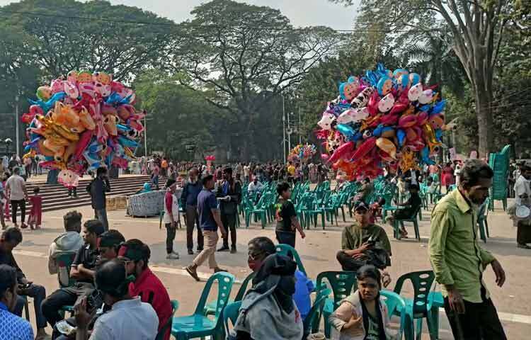 প্রিন্স আদনান নামের আরেক দর্শনার্থী বলেন, বিজয় দিবস আমাদের জাতীয় জীবনে অনেক তাৎপর্যপূর্ণ। এদিন আমরা বিজয় লাভ করেছিলাম। আজকের আনন্দের দিন ভালোভাবে কাটাতে বাইরে ঘুরতে বেরিয়েছি।