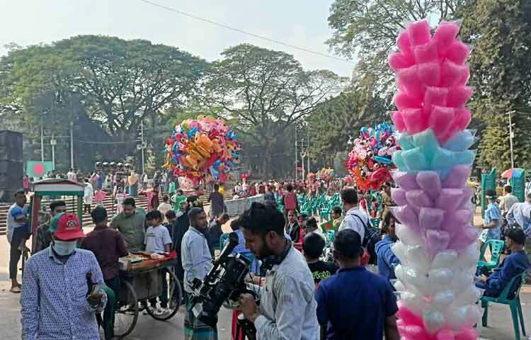 শিশুদের হাতে ছোট ছোট জাতীয় পতাকা আর মুখভরা হাসি যেন বিজয় দিবসের উৎসব আরও প্রাণবন্ত করে তুলছে। অনেক শিশুকে দেখা গেছে লাল-সবুজের রঙে রাঙানো পোশাকে, যাদের সঙ্গে এসেছেন বাবা-মা কিংবা পরিবারের অন্য সদস্যরা।