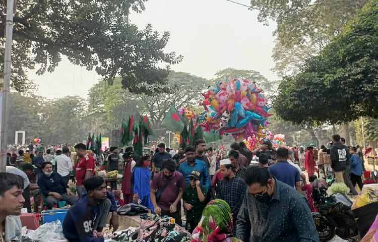 শহীদ মিনারে আগত অনেকের কপালে বিজয় দিবসের ব্যাজ, বুকের বাম পাশে লাল-সবুজের রিবন কিংবা ‘১৬ ডিসেম্বর’ লেখা স্টিকার শোভা পাচ্ছে। কেউ কেউ মাথায় বেঁধেছেন জাতীয় পতাকার ব্যান্ডানা।