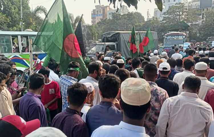 ছোট-বড় মিছিল নিয়ে হাজারো মানুষ মানিক মিয়া অ্যাভিনিউতে ঢুকছে। তাদের কারও মাথায় জাতীয় পতাকা বাঁধা, কেউ আবার পতাকা গায়ে জড়িয়ে আছেন। তারা হাদি হত্যার বিচার চেয়ে স্লোগান দিচ্ছেন।