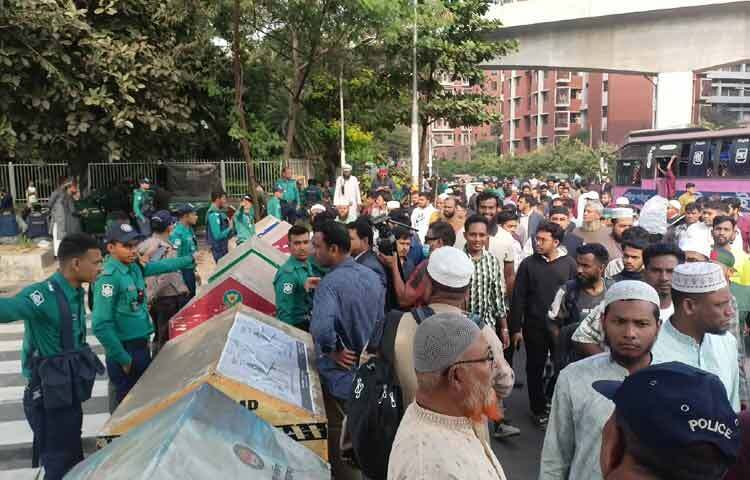 লোকজনকে খামারবাড়ি গোল চত্বরের সামনে দিয়ে মানিক মিয়া অ্যাভিনিউতে ঢোকানোর উদ্যোগ নেওয়া হয়েছে। সেখানে নিরাপত্তা ব্যবস্থা নিয়েছে আইনশৃঙ্খলা রক্ষাকারী বাহিনীর সদস্যরা। কাউকে সন্দেহ হলে তল্লাশি করা হচ্ছে। পুরুষের পাশাপাশি অনেক নারীকেও আসতে দেখা গেছে।