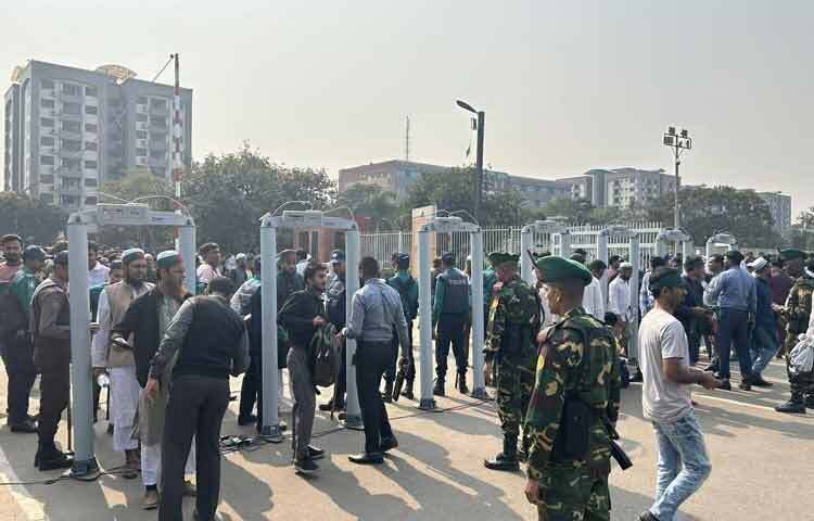 আজ ওসমান হাদির জানাজা পড়াবেন তার বড় ভাই আবু বকর সিদ্দিক। ঢাকা মেডিকেল কলেজ (ঢামেক) হাসপাতালের নিউরোসার্জারি বিভাগের চিকিৎসক ও ন্যাশনাল হেলথ অ্যালায়েন্সের (এনএইচএ) সদস্যসচিব ডা. মো. আব্দুল আহাদ এ তথ্য জানিয়েছেন।