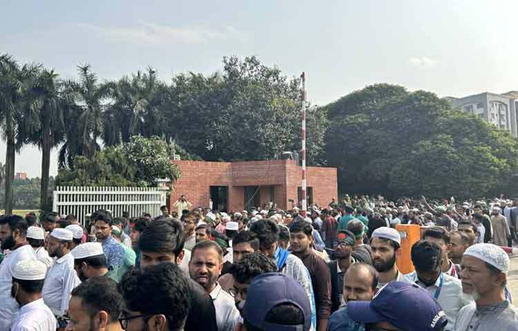 গত ১২ ডিসেম্বর রাজধানীর পুরানা পল্টনে নির্বাচনি প্রচারের সময় সন্ত্রাসীদের গুলিতে মাথায় গুরুতর আঘাতপ্রাপ্ত হন ওসমান হাদি। ঢাকা মেডিকেল কলেজ হাসপাতাল ও এভারকেয়ার হাসপাতালে চিকিৎসা শেষে উন্নত চিকিৎসার জন্য গত ১৫ ডিসেম্বর তাকে এয়ার অ্যাম্বুলেন্সে করে সিঙ্গাপুরে নেওয়া হয়। যেখানে চিকিৎসাধীন অবস্থায় ১৮ ডিসেম্বর রাতে তিনি মারা যান। তার মরদেহ বহনকারী বিমান শুক্রবার সন্ধ্যায় হযরত শাহজালাল আন্তর্জাতিক বিমানবন্দর অবতরণ করে।