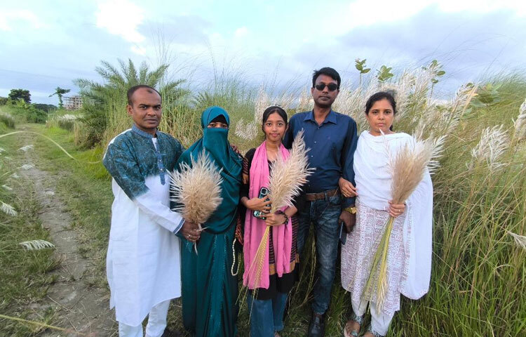 অনেকেই পরিবার নিয়ে সৌন্দর্য উপভোগ করেন। শিশু থেকে শুরু করে সব বয়সের মানুষকেই এসব জায়গায় ঘুরতে আসতে দেখা যায়।