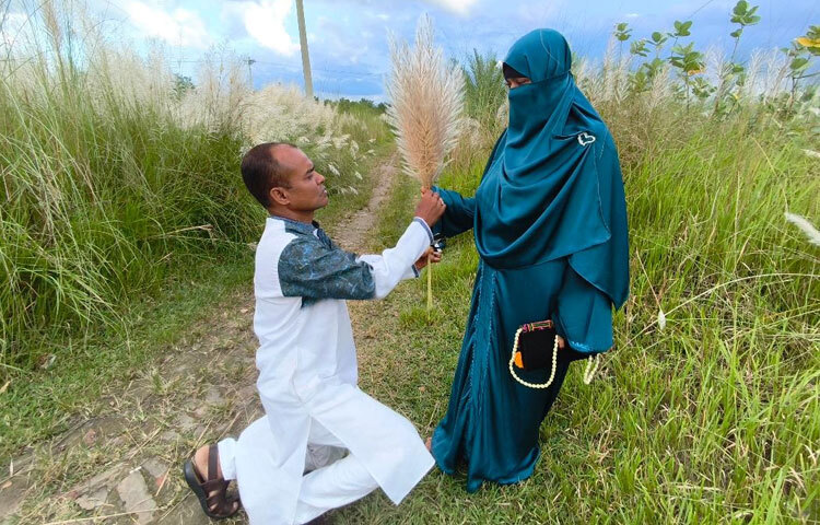 অনেকেই কাশফুল ছিঁড়ে মুঠোভর্তি করে নিয়ে যাচ্ছেন। কেউ আবার প্রিয়জনদের কাশফুল উপহারও দিচ্ছেন। এতে মনে হয়, প্রতিদিনই প্রকৃতিপ্রেমীদের মিলনমেলা হচ্ছে।