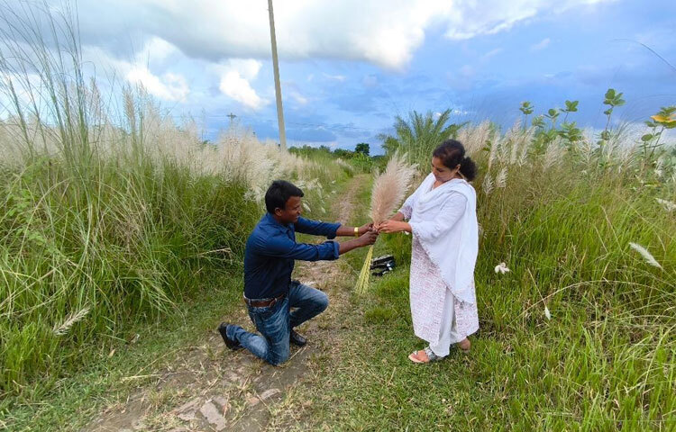 সাধারণ মানুষের পাশাপাশি টিকটকারদের আনাগোনাও লক্ষ্যণীয়। পাশাপাশি অনেকেই কন্টেন্ট বানাতেও ছুটে যাচ্ছেন মনোমুগ্ধকর কাশবনে।