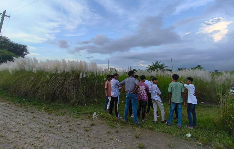 বিশেষ করে শুক্র ও শনিবার বন্ধের দিনে ভিড় বেশি হয়।