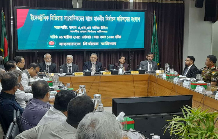 ভোটকেন্দ্রে সাংবাদিক প্রবেশে প্রিসাইডিং অফিসারের অনুমতি নেওয়া এবং সরাসরি সম্প্রচার ও স্বল্প সময় অবস্থানে কড়াকড়ি আইনগত বাধ্যবাধকতার কারণে করা হয়েছে বলে জানিয়েছেন প্রধান নির্বাচন কমিশনার এএমএম নাসির উদ্দিন। ছবি: মফিজুল সাদিক