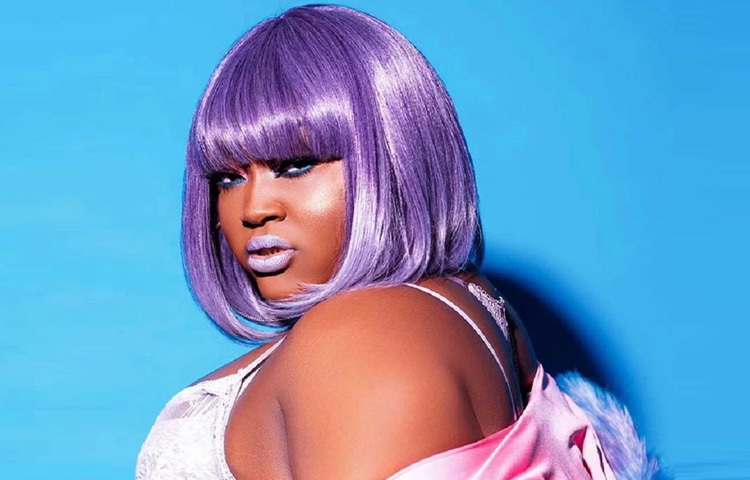 তিনি নিজেও একাধিকবার মানসিক অবসাদের কথা স্বীকার করেছেন, এমনকি কয়েকবার সোশ্যাল মিডিয়া থেকে নিজেকে সরিয়েও নিয়েছিলেন মানসিক ভারসাম্য রক্ষার জন্য।