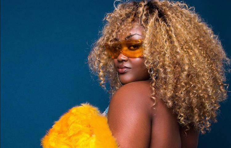 মায়ের সঙ্গে আশ্রয় কেন্দ্রে কাটানো কঠিন সময় তাকে তৈরি করে এক অনমনীয় মানসিকতায়। তিনি নিজের র‍্যাপকে ভাবতেন মুক্তির হাতিয়ার হিসেবে, নিজেকে প্রকাশের এবং অন্যদের জাগিয়ে তোলার ভাষা হিসেবে।