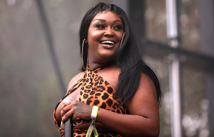 কাপকেক শুধু এক ‘এক্সপ্লিসিট’ র‍্যাপার নন, তিনি একজন সোশ্যাল অ্যাক্টিভিস্ট। তার গানে যেমন যৌনতা স্পষ্ট, তেমনি স্পষ্টভাবে উঠে আসে-বডি পজিটিভিটি, অধিকারের সমর্থন, বর্ণবৈষম্যের বিরুদ্ধে আওয়াজ, ডিপ্রেশন, আত্মহত্যা প্রবণতা ও মানসিক স্বাস্থ্যের বার্তা।