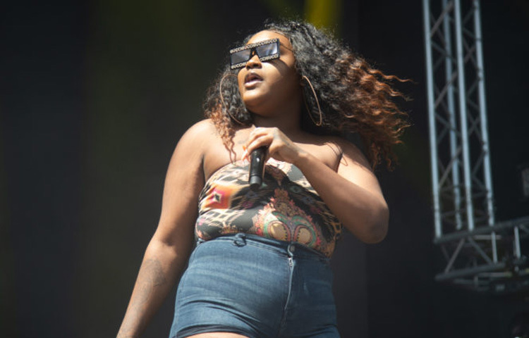 শিকাগো শহরের দরিদ্র এলাকাগুলোতেই কেটেছে তার শৈশব। মাত্র ৮ বছর বয়সে গির্জায় কবিতা আবৃত্তির মাধ্যমে শব্দের জগতে পা রাখেন তিনি।