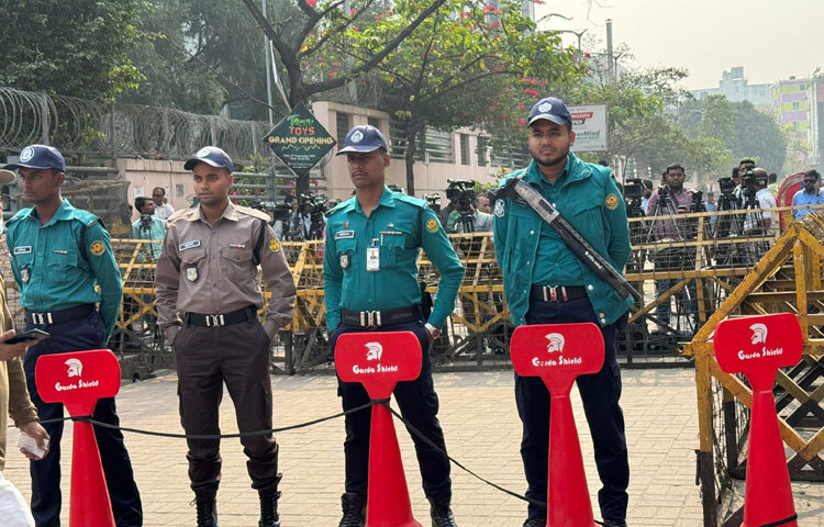 ১ ডিসেম্বর মধ্যরাত ২টা থেকে হাসপাতালের প্রধান ফটকের সামনে পুলিশ ব্যারিকেড দেয়। সংশ্লিষ্ট লোকজন ছাড়া অন্যদের ভিড় করতে দেওয়া হচ্ছে না সেখানে।