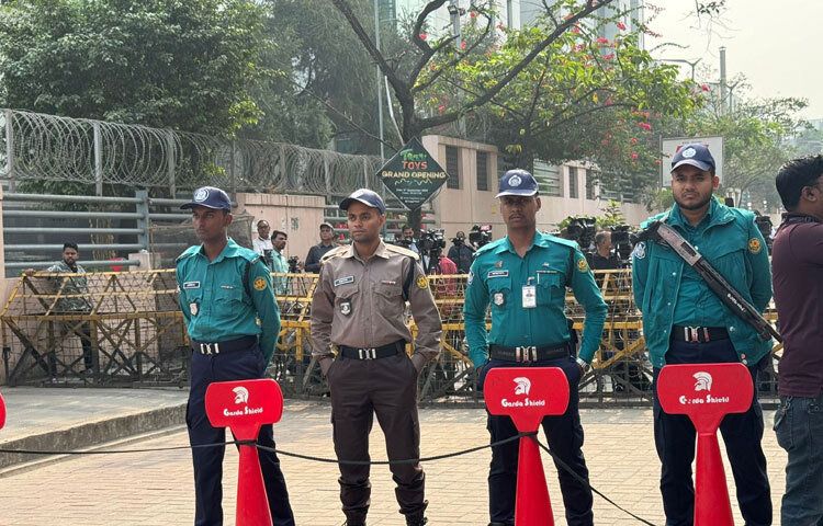 ১ ডিসেম্বর দুপুরে বিএনপির ভাইস চেয়ারম্যান অ্যাডভোকেট আহমেদ আযম খান বলেন, ‘সিসিইউ থেকে আইসিইউ, আইসিইউ থেকে ভেন্টিলেশন, যা-ই বলি না কেন, ম্যাডাম খুব ক্রিটিক্যাল কন্ডিশনে আছেন। এর বাইরে বলার মতো কিছু নেই। শুধু ম্যাডামের জন্য জাতির কাছে দোয়া চাই।’