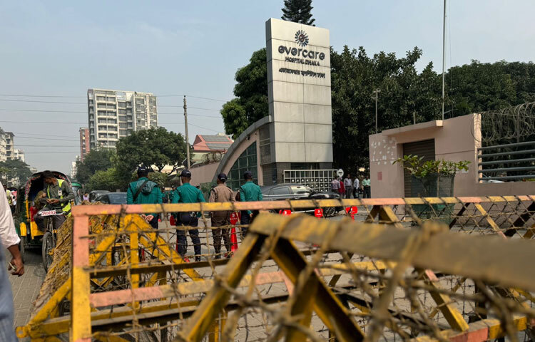 ৮০ বছর বয়সী এই প্রবীণ রাজনীতিবিদ দীর্ঘদিন ধরে লিভার সিরোসিস, আর্থ্রাইটিস, ডায়াবেটিস এবং কিডনি, ফুসফুস, হৃদপিণ্ড এবং চোখের সমস্যাসহ একাধিক জটিলতায় ভুগছেন। হৃৎপিণ্ড এবং ফুসফুসে সংক্রমণ ধরা পড়ার পর ২৩ নভেম্বর খালেদা জিয়াকে এভারকেয়ার হাসপাতালে ভর্তি করা হয়। এরপর থেকে দেশি-বিদেশি চিকিৎসকরা তার চিকিৎসা কার্যক্রম চালিয়ে যাচ্ছেন।