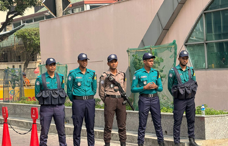 হাসপাতাল সূত্র জানিয়েছে, রোগী এবং তাদের পরিবারের সদস্যদের নির্বিঘ্নে চলাচল নিশ্চিত করতে, হাসপাতালের আশেপাশে ভিড় ঠেকাতে এবং খালেদা জিয়ার নিরাপত্তা জোরদার করতে পুলিশ সদস্য মোতায়েন করা হয়েছে।