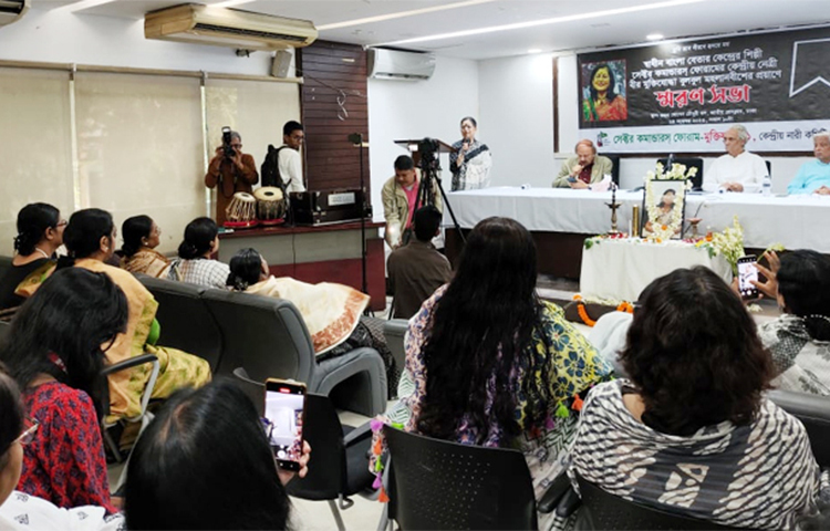 গান-কবিতা আর স্মৃতিচারণ করে স্বাধীন বাংলা বেতার কেন্দ্রের শব্দ সৈনিক বীর মুক্তিযোদ্ধা বুলবুল মহলানবীশকে স্মরণ করা হয়েছে। শুক্রবার (২৪ নভেম্বর) জাতীয় প্রেস ক্লাবে সেক্টর কমান্ডারস ফোরাম-মুক্তিযুদ্ধ ৭১, কেন্দ্রীয় নারী কমিটির আয়োজনে এ স্মরণসভা করা হয়। ছবি: জাগো নিউজ