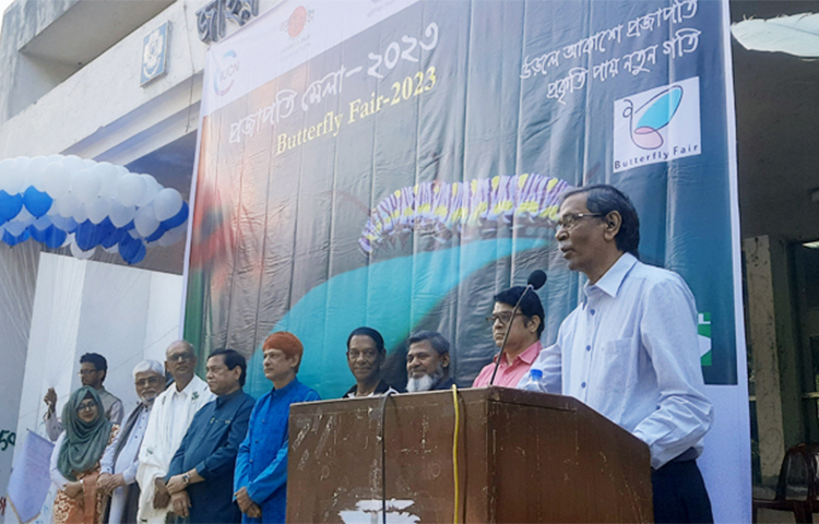 প্রাণ-প্রকৃতি সংরক্ষণের বার্তা ছড়িয়ে জাহাঙ্গীরনগর বিশ্ববিদ্যালয়ে শুরু হয়েছে দিনব্যাপী প্রজাপতিমেলা। আজ বেলা ১১টার দিকে বিশ্ববিদ্যালয়ের জহির রায়হান মিলনায়তনের সামনে জীবন্ত প্রজাপতি অবমুক্ত করে মেলার উদ্বোধন করেন জাবি উপাচার্য অধ্যাপক মো. নূরুল ইসলাম। ছবি: জাগো নিউজ