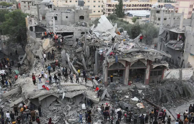 যুদ্ধবিরতি শুরু হওয়ার আগে উত্তর গাজার জাবালিয়া শরণার্থী শিবিরে জাতিসংঘের অধিভুক্ত একটি স্কুলে হামলা চালায় ইসরায়েলি বাহিনী। আর তাতে নিহত হয়েছে অন্তত ৩০ জন। আজ ফিলিস্তিনের স্বাধীনতাকামী সংগঠন হামাস কাতারভিত্তিক সংবাদমাধ্যম আল জাজিরাকে এ তথ্য জানায়। ছবি: সংগৃহীত