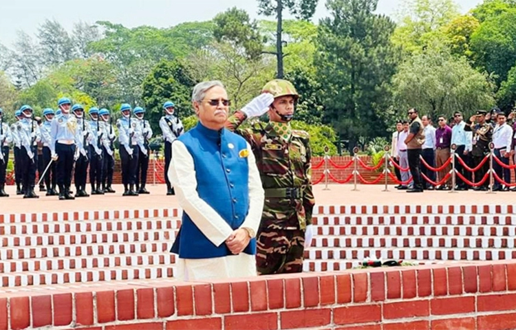 সাভারের জাতীয় স্মৃতিসৌধে বীর শহীদদের প্রতি শ্রদ্ধা নিবেদন করেছেন নতুন রাষ্ট্রপতি মো. সাহাবুদ্দিন। আজ বেলা ১১টা ৪০ মিনিটের দিকে স্মৃতিসৌধে ফুল দিয়ে শ্রদ্ধা জানান তিনি। ছবি: ইয়াসিন কবির জয়