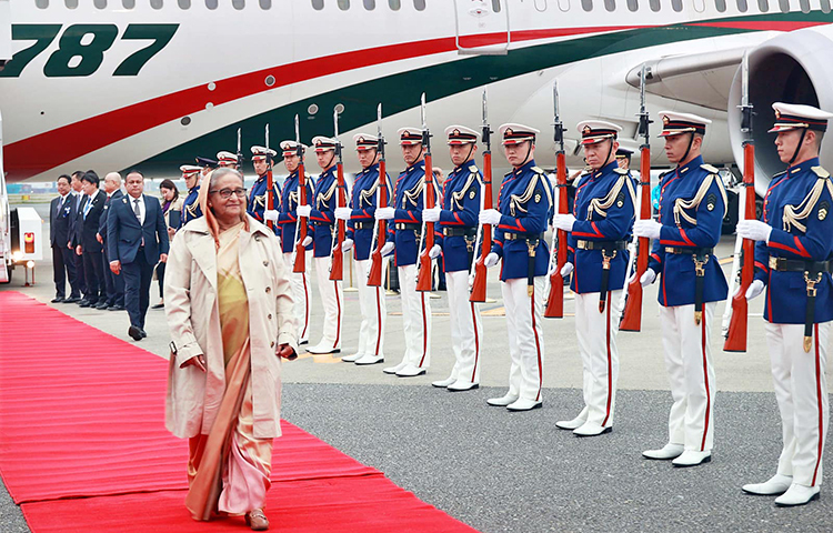 চারদিনের সরকারি সফরে জাপান পৌঁছেছেন প্রধানমন্ত্রী শেখ হাসিনা। জাপানের প্রধানমন্ত্রী ফুমিও কিশিদার আমন্ত্রণে আজ মঙ্গলবার বিকেলে টোকিও পৌঁছালে প্রধানমন্ত্রী শেখ হাসিনাকে লাল গালিচা সংবর্ধনা দেওয়া হয়। ছবি: বাসস