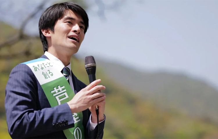 জাপানের হিয়োগো প্রশাসনিক অঞ্চলের নতুন মেয়র হিসেবে নির্বাচিত হয়েছেন রিয়োসুকে তাকাশিমা। গত রোববার ওই অঞ্চলে মেয়র পদে নির্বাচন অনুষ্ঠিত হয়। রিয়োসুকে তাকাশিমার বয়স মাত্র ২৬ বছর। ছবি: সংগৃহীত