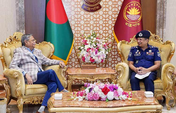 পুলিশ সদস্যদের জনগণের বন্ধু হিসেবে কাজ করার নির্দেশনা দিয়েছেন রাষ্ট্রপতি মো. সাহাবুদ্দিন। তিনি বলেন, পুলিশকে জনগণের বন্ধু হিসেবে কাজ করতে হবে। জনস্বার্থে বিভিন্ন মামলা নিষ্পত্তিতে যথাসম্ভব তাড়াতাড়ি তদন্ত প্রতিবেদন দাখিল করতে হবে। আজ দুপুরে বঙ্গভবনে রাষ্ট্রপতির সঙ্গে সৌজন্য সাক্ষাৎ করেন পুলিশ মহাপরিদর্শক চৌধুরী আবদুল্লাহ আল মামুন। এ সময় রাষ্ট্রপতি মো. সাহাবুদ্দিন এসব কথা বলেন। ছবি: ইয়াসিন কবির জয়
