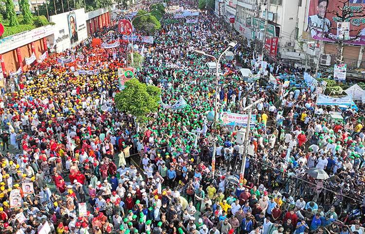 রাজধানীর বায়তুল মোকাররম মসজিদের দক্ষিণ গেটে শুক্রবার আওয়ামী লীগের সহযোগী ও ভ্রাতৃপ্রতিম তিন সংগঠন বাংলাদেশ আওয়ামী যুবলীগ, আওয়ামী স্বেচ্ছাসেবক লীগ ও বাংলাদেশ ছাত্রলীগের আয়োজিত যৌথ শান্তি সমাবেশের একাংশ। ছবি: ইয়াসিন কবির জয়