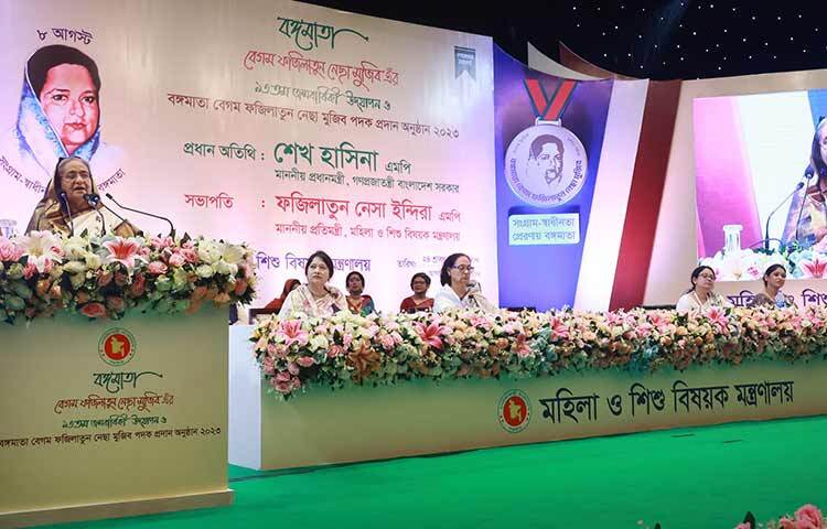 মঙ্গলবার সকালে রাজধানীর ওসমানী স্মৃতি মিলনায়তনে বঙ্গমাতা বেগম ফজিলাতুন নেছা মুজিবের ৯৩তম জন্মবার্ষিকী উদযাপন ও বঙ্গমাতা বেগম ফজিলাতুন নেছা মুজিব পদক-২০২৩ প্রদান অনুষ্ঠানে প্রধান অতিথির বক্তব্য দেন প্রধানমন্ত্রী শেখ হাসিনা। ছবি: ইয়াসিন কবির জয়
