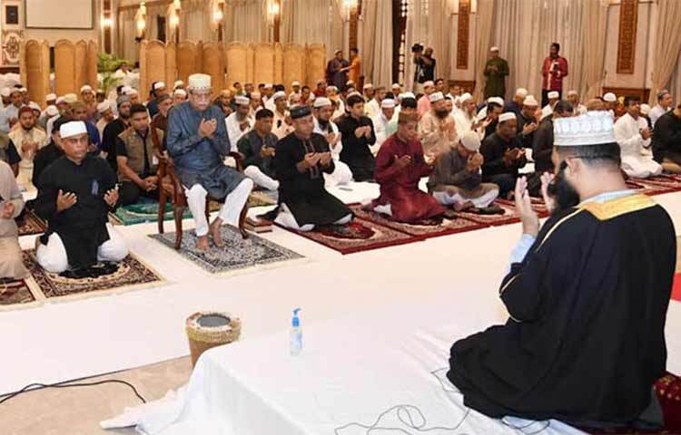 রাষ্ট্রপতি মো. সাহাবুদ্দিন জাতীয় শোক দিবস ও জাতির পিতা বঙ্গবন্ধু শেখ মুজিবুর রহমানের ৪৮তম শাহাদত বার্ষিকী উপলক্ষে বঙ্গভবনের দরবার হলে আজ এক আলোচনা সভা ও মিলাদ মাহফিলের আয়োজন করেন। দোয়া মাহফিলে যোগদানের আগে দরবার হলে আসরের নামাজ আদায় করেন রাষ্ট্রপ্রধান। ছবি: সংগৃহীত