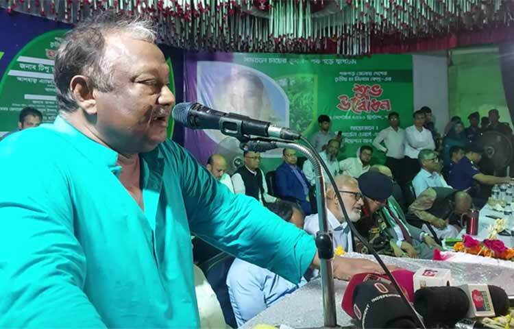 বাণিজ্যমন্ত্রী টিপু মুনশি বলেছেন, আমরা অকশন সেন্টার করলাম কিন্তু চা চাষিরা লাভবান হলো না। তাহলেতো এই অকশন সেন্টার মূল্যহীন। আজ দুপুরে পঞ্চগড় সরকারি অডিটোরিয়ামে পঞ্চগড়ে দেশের তৃতীয় চা নিলাম কেন্দ্র উদ্বোধনী অনুষ্ঠানে প্রধান অতিথির বক্তব্যে মন্ত্রী এসব কথা বলেন। ছবি: সফিকুল আলম