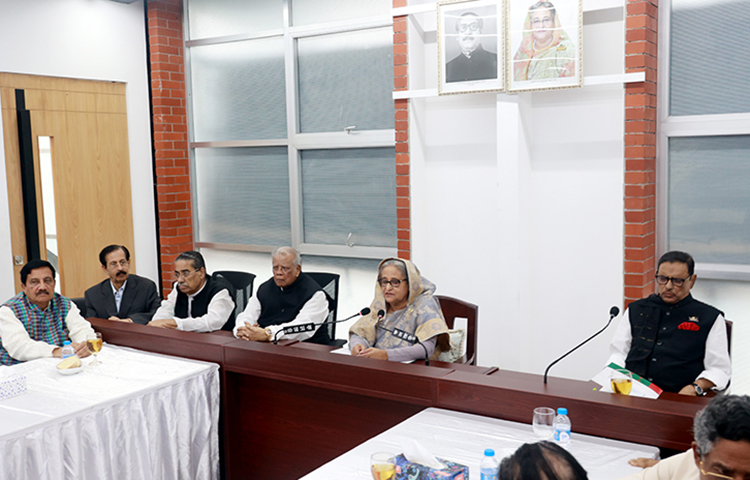 বিএনপি-জামায়াত নির্বাচন বানচাল করতে পারবে না বলে মন্তব্য করেছেন আওয়ামী লীগ সভাপতি প্রধানমন্ত্রী শেখ হাসিনা। আজ বিকেলে আওয়ামী লীগের নির্বাচন পরিচালনা কমিটির প্রথম সভায় তিনি এ মন্তব্য করেন। ছবি: ইয়াসিন কবির জয়