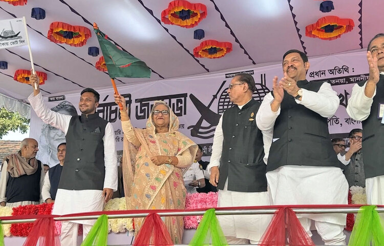 আওয়ামী লীগের সভাপতি ও প্রধানমন্ত্রী শেখ হাসিনা বলেছেন, তিনি জাতির পিতা বঙ্গবন্ধু শেখ মুজিবুর রহমানের কন্যা, তিনি কারও কাছে মাথা নত করেন না। আজ বিকেল পৌনে ৪টায় ফরিদপুর পৌরশহরের সরকারি রাজেন্দ্র কলেজ মাঠে নির্বাচনী জনসভায় তিনি এ কথা বলেন। ছবি: ইয়াসিন কবির জয়