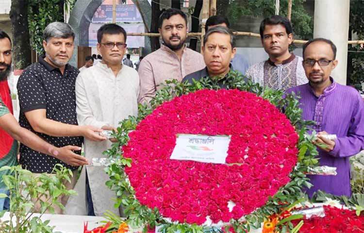 জাতির জনক বঙ্গবন্ধু শেখ মুজিবুর রহমানের সহধর্মিণী, মহীয়সী নারী বঙ্গমাতা শেখ ফজিলাতুন নেছা মুজিবের ৯৩তম জন্মবার্ষিকী উপলক্ষে বনানী কবরস্থানে শ্রদ্ধা নিবেদন করেছে সম্প্রীতি বাংলাদেশ। আজ সকালে সম্প্রীতি বাংলাদেশের কেন্দ্রীয় সদস্য সচিব অধ্যাপক ডা. মামুন আল মাহতাব স্বপ্নীলের নেতৃত্বে সংগঠনের পক্ষ থেকে শ্রদ্ধা নিবেদন করা হয়। ছবি: জাগো নিউজ