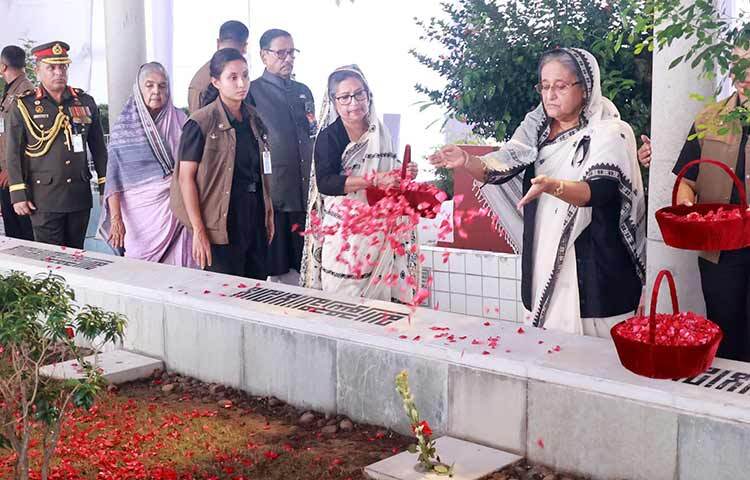 জাতির পিতা বঙ্গবন্ধু শেখ মুজিবুর রহমানের ৪৮তম শাহাদাতবার্ষিকী ও জাতীয় শোক দিবস উপলক্ষ্যে প্রধানমন্ত্রী শেখ হাসিনা সকালে বনানী কবরস্থানে শাহাদাতবরণকারী জাতির পিতার পরিবারের সদস্যবৃন্দ ও অন্যান্য শহিদদের কবর জিয়ারত করে গোলাপ ফুলের পাপড়ি ছিটিয়ে দেন। ছবি: ইয়াসিন কবির জয়