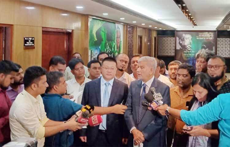 বাংলাদেশের নির্বাচন ইস্যুতে চীন কোনো হস্তক্ষেপ করবে না বলে জানিয়েছেন দেশটির রাষ্ট্রদূত ইয়াও ওয়েন। তিনি বলেন, এটা বাংলাদেশের অভ্যন্তরীণ বিষয়। আজ রাজধানীর শেরেবাংলা নগরে দপ্তরে পরিকল্পনামন্ত্রীর সঙ্গে সাক্ষাতে চীনা রাষ্ট্রদূত এসব কথা বলেন। মিটিং শেষে সাংবাদিকদের সঙ্গে কথা বলেন পরিকল্পনামন্ত্রী ও ইয়াও ওয়েন। ছবি: জাগো নিউজ