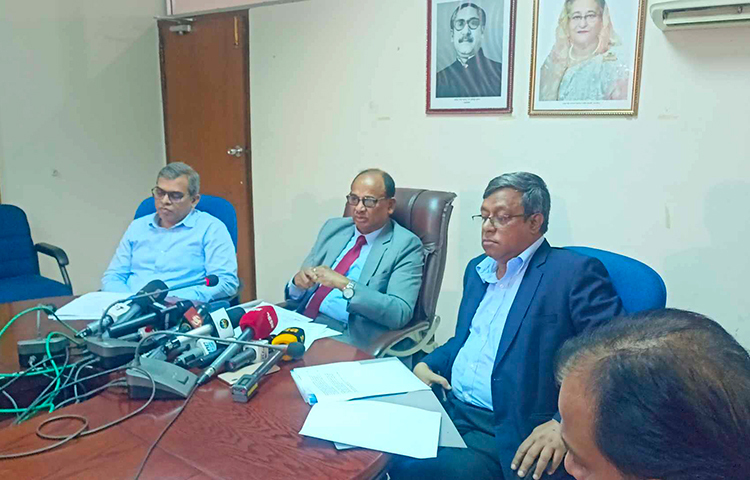 কিশোরগঞ্জের ভৈরবে ভয়াবহ ট্রেন দুর্ঘটনা চালকের গাফিলতি নাকি নাশকতার মতো অন্য কোনো বিষয় রয়েছে খতিয়ে দেখা হবে। আজ রেল ভবনের সভাকক্ষে সাংবাদিকদের সঙ্গে মতবিনিময় সভায় এ তথ্য জানান রেলমন্ত্রী নুরুল ইসলাম সুজন। ছবি: বিপ্লব দিক্ষিৎ