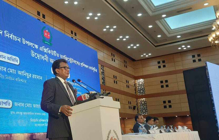 নির্বাচনকে কেন্দ্র করে গুজব আসবে, এমন আশঙ্কার কথা জানিয়েছেন স্বরাষ্ট্র মন্ত্রণালয়ের জননিরাপত্তা বিভাগের সিনিয়র সচিব মোস্তাফিজুর রহমান। আজ রাজধানীর আগারগাঁও বঙ্গবন্ধু আন্তর্জাতিক সম্মেলন কেন্দ্রে নির্বাচনে নির্বাহী ম্যাজিস্ট্রেটদের প্রশিক্ষণ অনুষ্ঠানে তিনি এ তথ্য জানিয়েছেন। ছবি: সাইফুল হক মিঠু