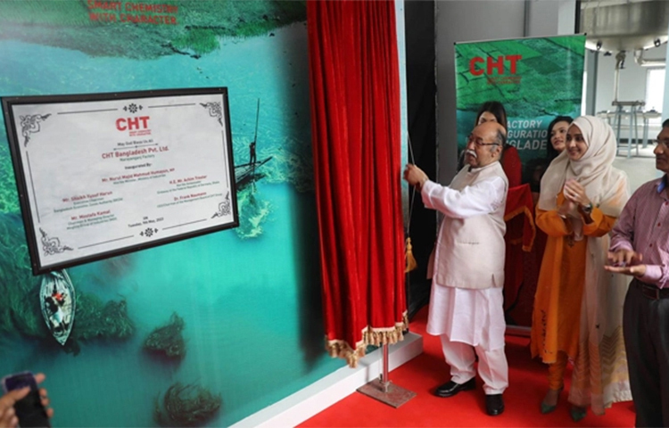 সরকার ব্যবসা বান্ধব। তাই সরকারের নানামুখী উদ্যোগে দেশ খুব দ্রæত সব খাতে উন্নতি হচ্ছে বলে দাবি করেছেন শিল্পমন্ত্রী নূরুল মজিদ মাহমুদ হুমায়ুন। আজ দুপুরে নারায়ণগঞ্জের সোনারগাঁ উপজেলায় মেঘনা ইন্ডাস্ট্রিয়াল ইকোনমিক জোনে জার্মানভিত্তিক (এমআইইজেড) টেক্সটাইল কেমিক্যাল উৎপাদনকারী প্রতিষ্ঠান সিএইচটির উদ্বোধনে তিনি এসব কথা বলেন। ছবি: জাগো নিউজ