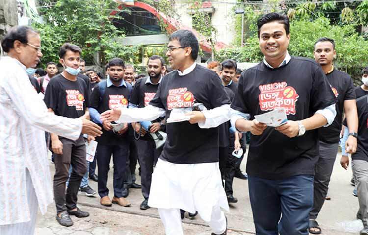 ডেঙ্গু প্রতিরোধে দেশের সাধারণ মানুষকে সচেতন করার লক্ষ্যে দেশব্যাপী ক্যাম্পেইন শুরু করেছে ভিশন মস্কিটো কিলিং ব্যাট। দ্বিতীয়বারের মতো শুরু হওয়া এ ক্যাম্পেইন চলবে আগামী ২৩ আগস্ট পর্যন্ত। ছবি: জাগো নিউজ