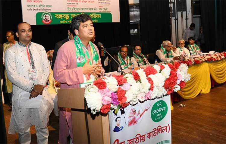 জাতীয় বিশ্ববিদ্যালয়ের উপাচার্য অধ্যাপক ড. মো. মশিউর রহমান বলেছেন, আজকে বঙ্গবন্ধুকন্যার হাত ধরে বাংলাদেশের উন্নয়ন হচ্ছে। আজ বঙ্গবন্ধু সাংস্কৃতিক পরিষদের সপ্তম জাতীয় কাউন্সিলের ত্রি-বার্ষিক সম্মেলনে প্রধান আলোচকের বক্তব্যে এ কথা বলেন তিনি। ছবি: জাগো নিউজ