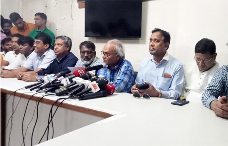 বিএনপির সিনিয়র যুগ্ম মহাসচিব অ্যাডভোকেট রুহুল কবির রিজভী বলেছেন, আগামী শনিবার আওয়ামী লীগ সরকারের পদত্যাগ ও নির্দলীয় নিরপেক্ষ সরকারের অধীনে নির্বাচনের এক দফা দাবি আদায়ে সারাদেশ থেকে গণমানুষের ঢাকামুখী প্রবল তরঙ্গ, স্রোত ধেয়ে আসছে। আজ দুপুরে বিএনপির কেন্দ্রীয় কার্যালয়ে এক সংবাদ সম্মেলনে তিনি এসব কথা বলেন। ছবি: খালিদ হোসেন