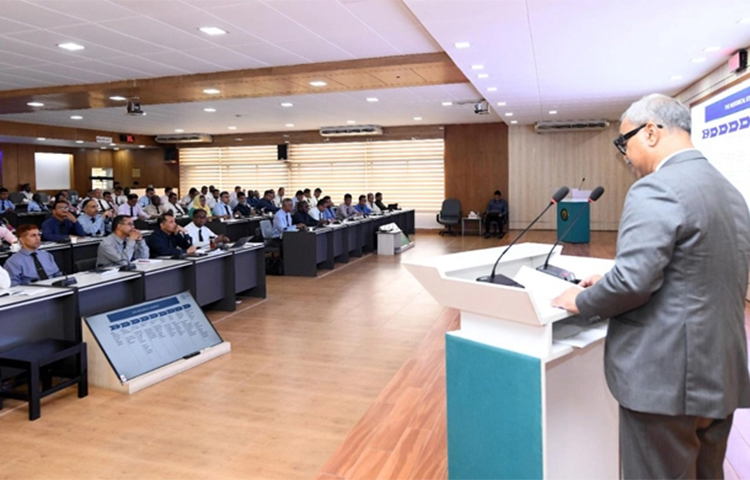 আগামী বছরগুলোতে প্রতিযোগিতামূলক বাজারে সক্ষমতা বাড়াতে বাংলাদেশ পোশাকশিল্পে বৈচিত্র্যকরণ, প্রযুক্তির মানোন্নয়ন প্রভৃতি বিষয়কে অগ্রাধিকার দিয়ে কাজ করছে বলে জানিয়েছেন পোশাক প্রস্তুতকারক ও রপ্তানিকারক সমিতির সভাপতি ফারুক হাসান। আজ ঢাকায় এক অনুষ্ঠানে তিনি এসব কথা বলেন। ছবি: জাগো নিউজ