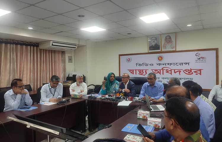 ডেঙ্গু শনাক্তের পরীক্ষার ফি বাবদ সর্বোচ্চ ৫০০ টাকা নিতে পারবে বেসরকারি মেডিকেল কলেজ হাসপাতালগুলো। এর বেশি নেওয়া হলে ওই হাসপাতালের বিরুদ্ধে ব্যবস্থা নেওয়া হবে বলে জানিয়েছে স্বাস্থ্য অধিদপ্তর। আজ সকালে স্বাস্থ্য অধিদপ্তরের সম্মেলন কক্ষে আয়োজিত সংবাদ সম্মেলনে এই হুঁশিয়ারি দেন অধিদপ্তরের অতিরিক্ত মহাপরিচালক অধ্যাপক ডা. আহমেদুল কবির। ছবি: আবদুল্লাহ আল মিরাজ