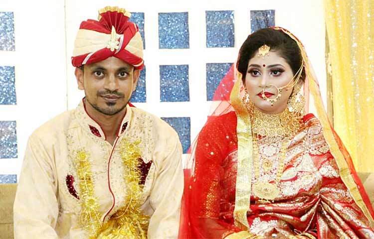 জাঁকজমকপূর্ণ আয়োজনের মধ্য দিয়ে সম্পন্ন হলো বরিশাল সরকারি শিশু পরিবার দক্ষিণ কেন্দ্রের নিবাসী এতিম সায়মা আক্তারের বিয়ের অনুষ্ঠান। বিয়ের দেনমোহর ধার্য করা হয় ২ লাখ টাকা। বিয়েতে ২০০ অতিথির পাশাপাশি উপস্থিত ছিলেন বরিশাল প্রশাসনের সর্বোচ্চ কর্তা ব্যক্তিরা। ছবি: জাগো নিউজ