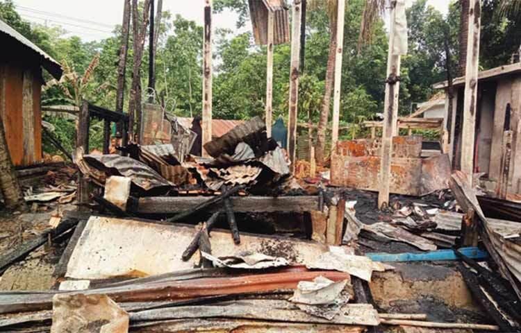 মাদারীপুরে অগ্নিকাণ্ডের ঘটনায় মনছুর মৃধা (৫০) নামে এক কৃষকের বসতঘর পুড়ে ছাই হয়ে গেছে। আজ ভোরে কালকিনি উপজেলার পূর্ব এনায়েতনগর ইউনিয়নের পশ্চিম আলীপুর গ্রামে এ ঘটনা ঘটেছে। ছবি: আয়শা সিদিকিা আকামী